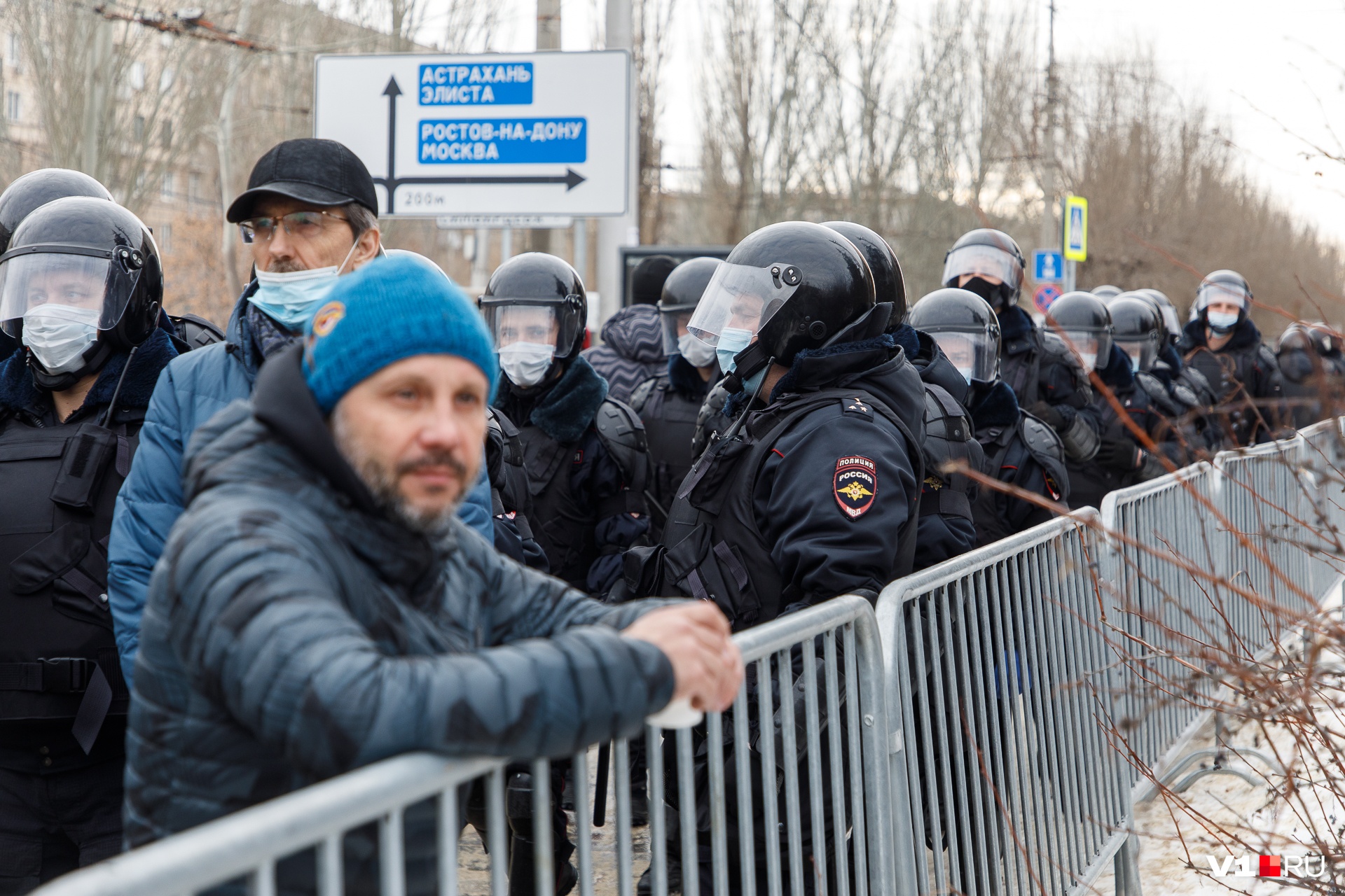 Многие горожане остались за ограждениями Многие горожане остались за ограждениями 