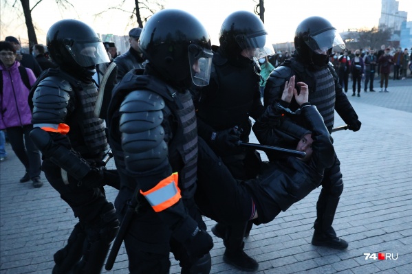 Задержания начались возле оперного театра и продолжились на набережной рядом с концертным залом «Родина» Задержания начались возле оперного театра и продолжились на набережной рядом с концертным залом «Родина»