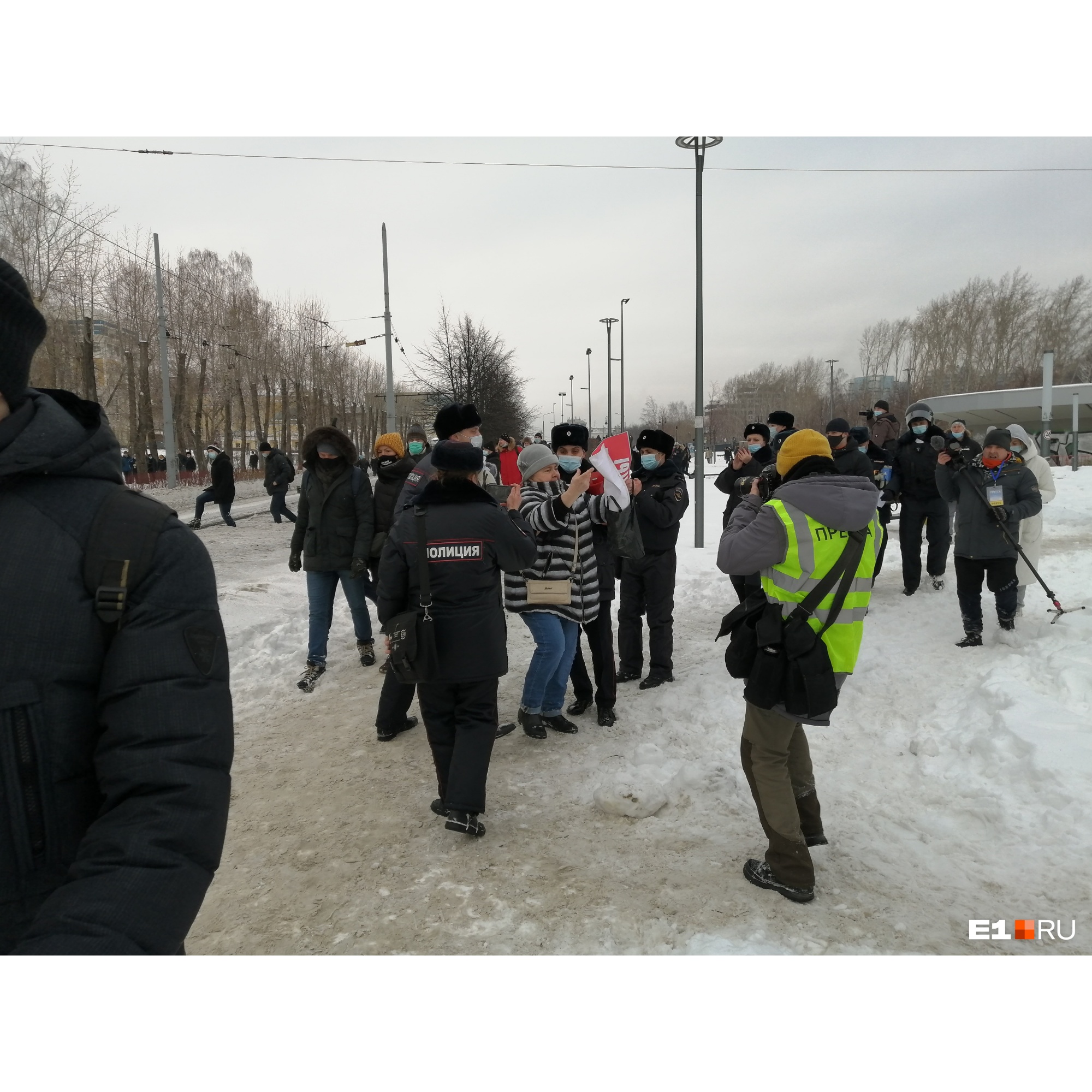 Женщину задержали сразу, как только она достала плакат Женщину задержали сразу, как только она достала плакат