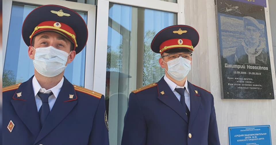Мемориальную доску на стене копейской школы, где учился Дима, установили еще в сентябре 2019 года Мемориальную доску на стене копейской школы, где учился Дима, установили еще в сентябре 2019 года