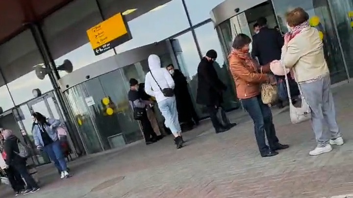 Пассажиров и сотрудников эвакуировали из челябинского аэропорта из-за сообщения о бомбе