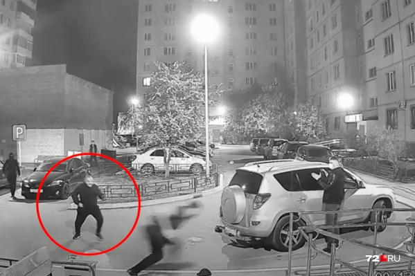 Мужчина сильно ранил одну из своих жертв. Потерпевшего госпитализировали Мужчина сильно ранил одну из своих жертв. Потерпевшего госпитализировали