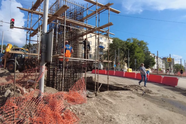 Рабочие готовят территорию для строительства эстакады Рабочие готовят территорию для строительства эстакады