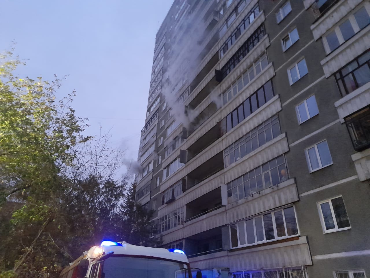 В районе «Таганского ряда» из-за мощного пожара эвакуировали два десятка жителей многоэтажки