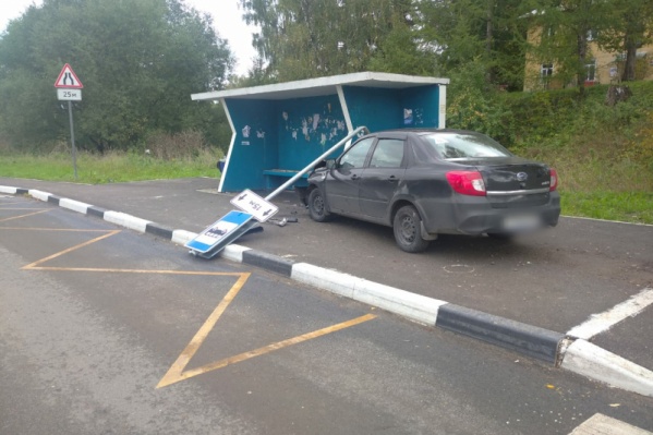 Автомобиль вылетел на остановку, где стояли люди Автомобиль вылетел на остановку, где стояли люди