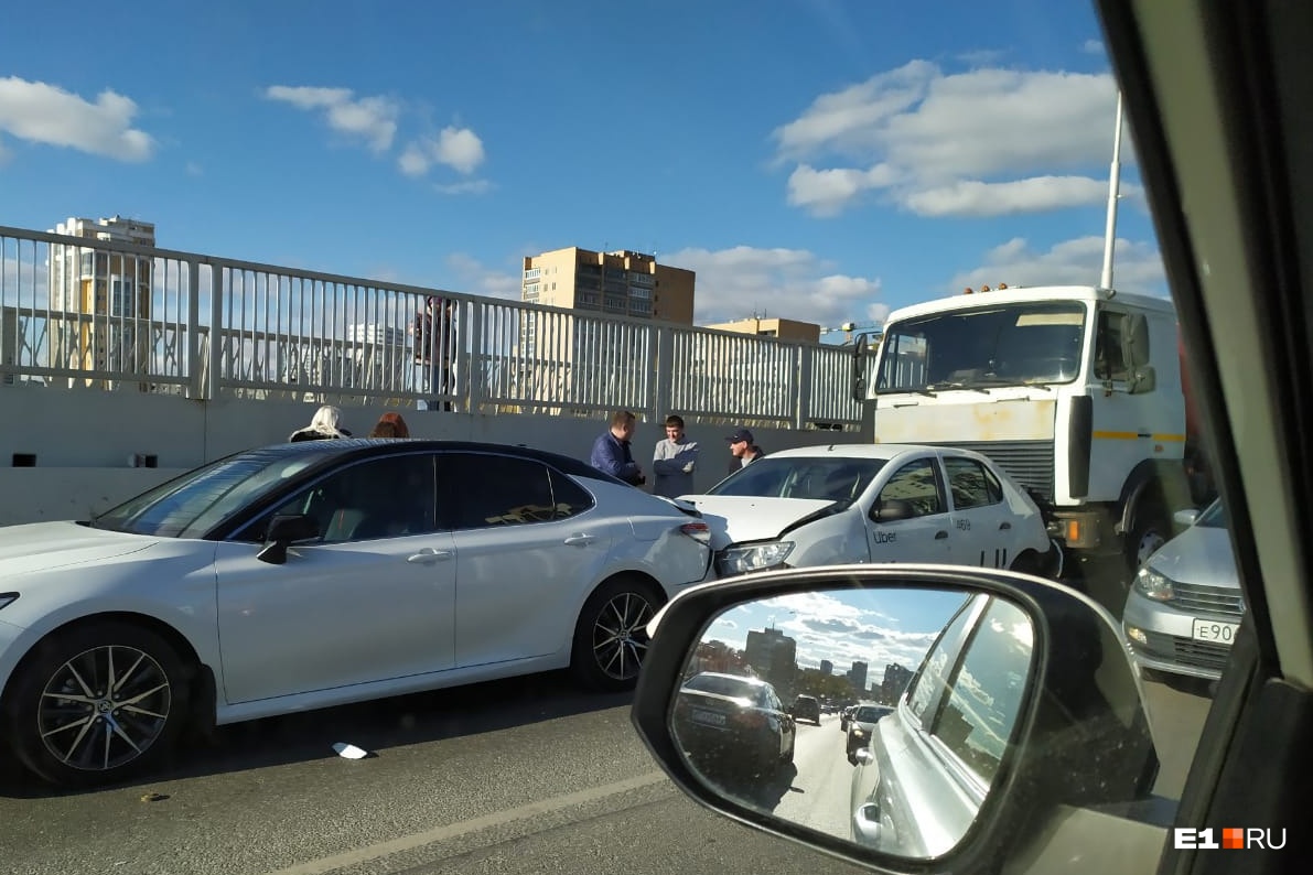 На Макаровском мосту произошла авария. Одного человека отправили в больницу
