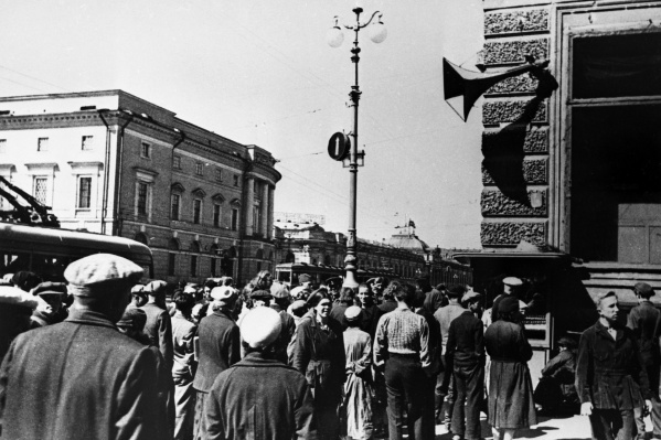 Великая Отечественная война началась на рассвете 22 июня 1941 года, когда фашистская Германия напала на Советский Союз. Об этом объявил по радио Вячеслав Молотов, народный комиссар иностранных дел СССР Великая Отечественная война началась на рассвете 22 июня 1941 года, когда фашистская Германия напала на Советский Союз. Об этом объявил по радио Вячеслав Молотов, народный комиссар иностранных дел СССР