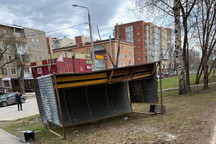Остановку опрокинул сильный ветер Остановку опрокинул сильный ветер