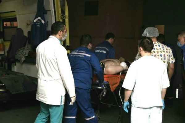 Пострадавших доставили на катере в порт, где их встретили медики Пострадавших доставили на катере в порт, где их встретили медики