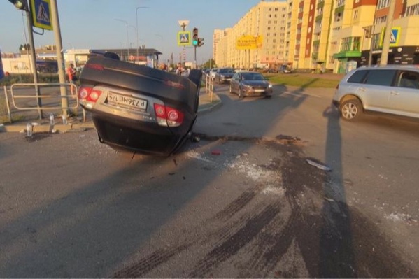 Lifan на оживленном перекрестке на Северо-Западе, по данным ГИБДД, поворачивал на зеленый Lifan на оживленном перекрестке на Северо-Западе, по данным ГИБДД, поворачивал на зеленый