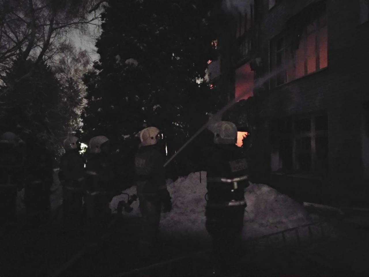 Пожарные продолжают бороться с пламенем до полной ликвидации Пожарные продолжают бороться с пламенем до полной ликвидации
