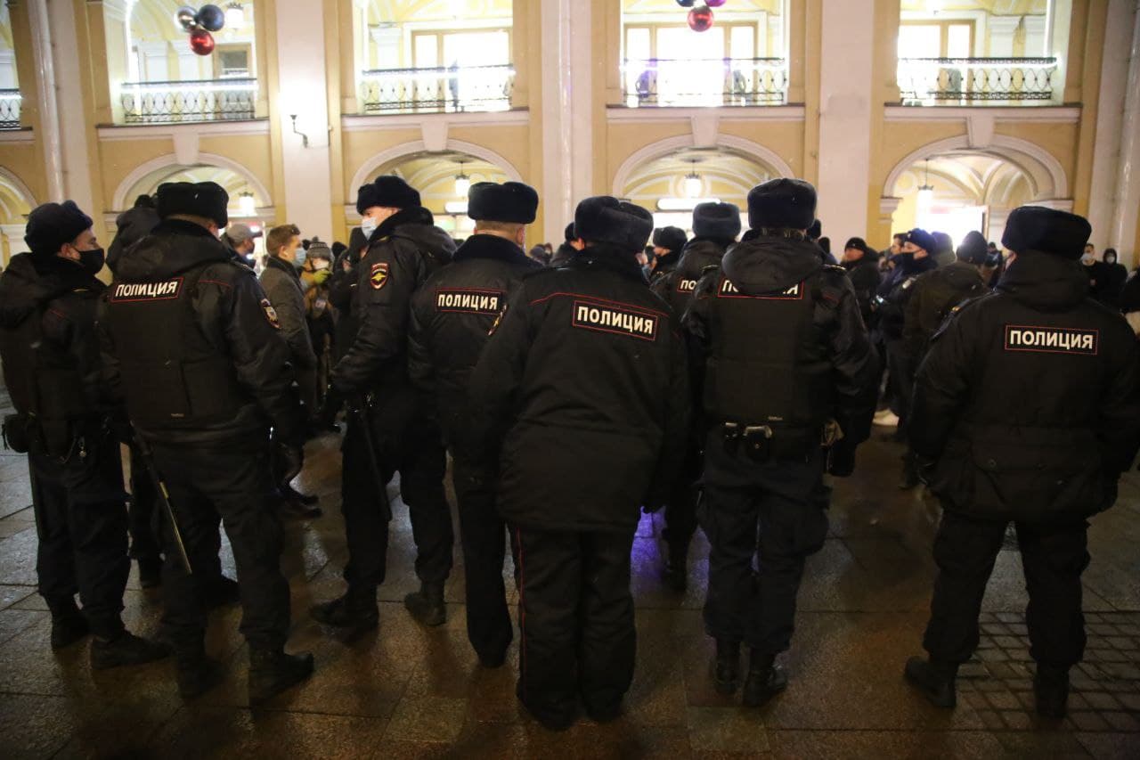У Гостиного двора — акция протеста из-за ареста Навального. Задержаны первые 10 человек