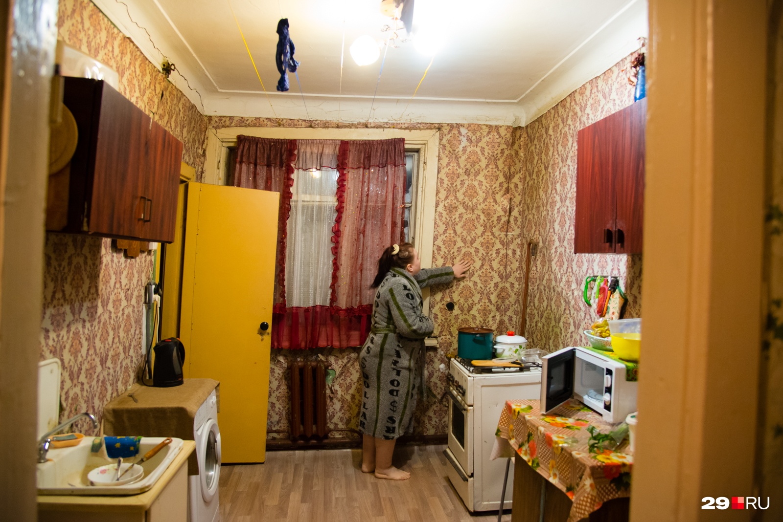 Анна говорит, что дом постоянно трещит, — «ощущение, что каждый день кто-то бьет по стенам». Из-за влажности разрушения появляются не только в подъезде, но уже и в квартире Анна говорит, что дом постоянно трещит, — «ощущение, что каждый день кто-то бьет по стенам». Из-за влажности разрушения появляются не только в подъезде, но уже и в квартире