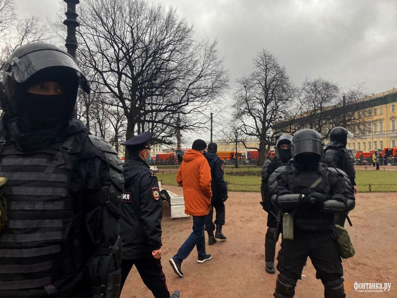 В Петербурге акция в поддержку Навального началась с задержаний