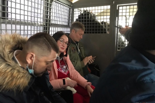 Наталью Крылову и Евгения Ройзмана привезли в ОВД Москвы по району Гольяново Наталью Крылову и Евгения Ройзмана привезли в ОВД Москвы по району Гольяново