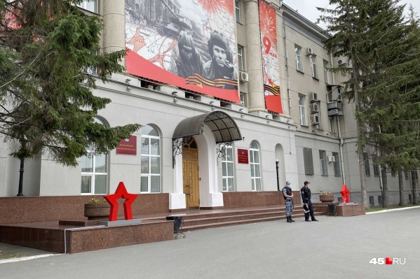 Сотрудников областного правительства эвакуировали Сотрудников областного правительства эвакуировали