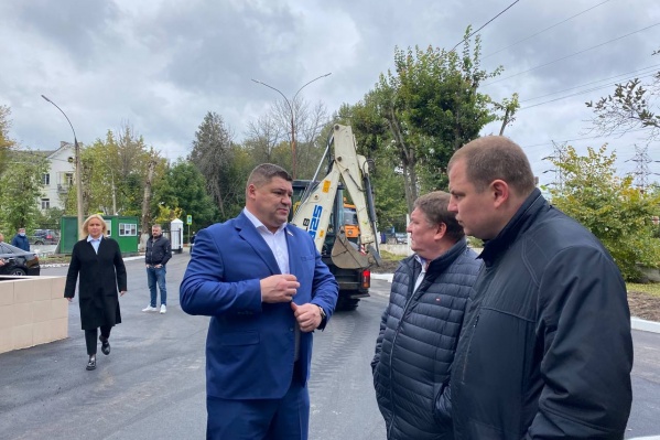 Депутат Государственной Думы Андрей Коваленко (слева) лично проверил, как выполнили работу Депутат Государственной Думы Андрей Коваленко (слева) лично проверил, как выполнили работу