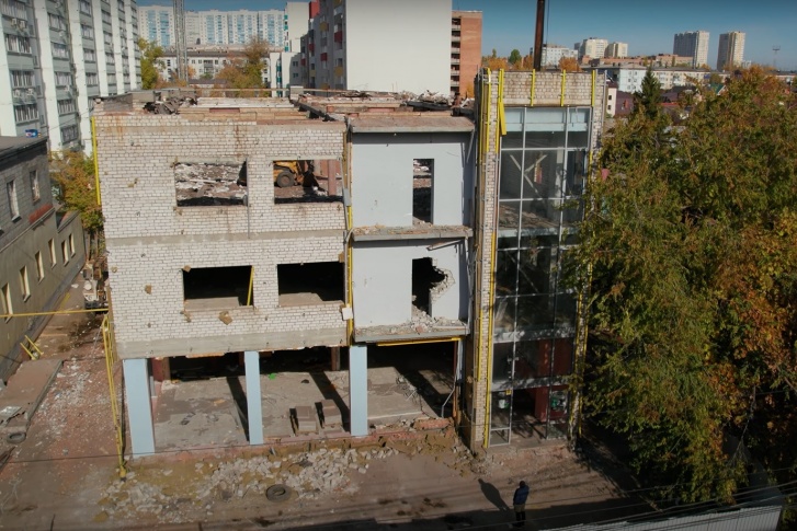 Скоро от здания не останется ни кирпичика Скоро от здания не останется ни кирпичика