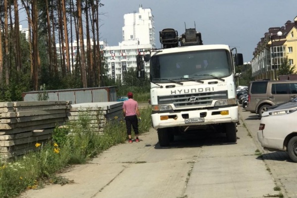 Возле домов внезапно начали разбирать плитку Возле домов внезапно начали разбирать плитку