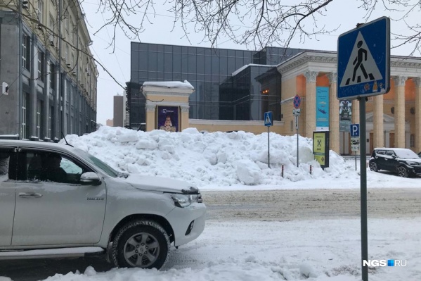 Пешеходам крайне проблематично перейти дорогу в этом месте Пешеходам крайне проблематично перейти дорогу в этом месте