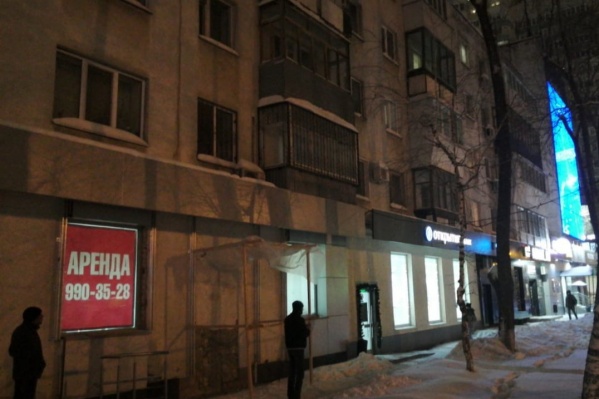 На первом этаже дома находятся магазины На первом этаже дома находятся магазины
