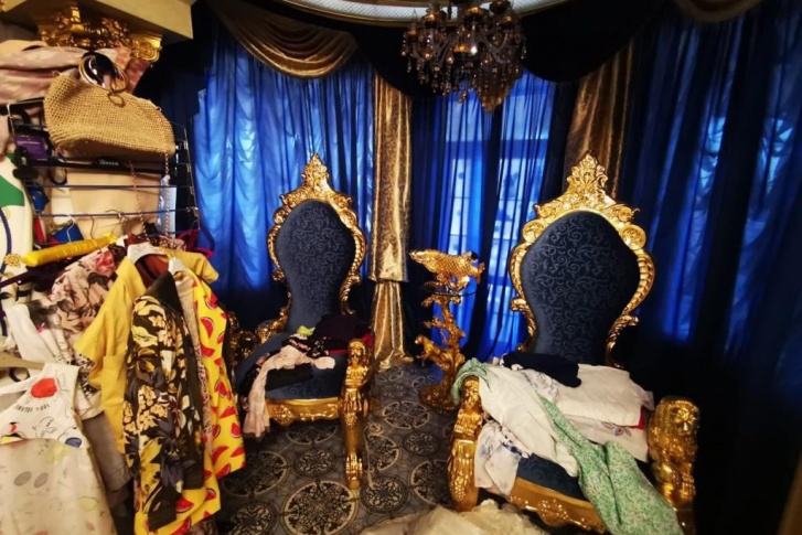 В таких хоромах жил главный гаишник Ставрополья. Но взятки берут не только на юге страны, это происходит и на Урале