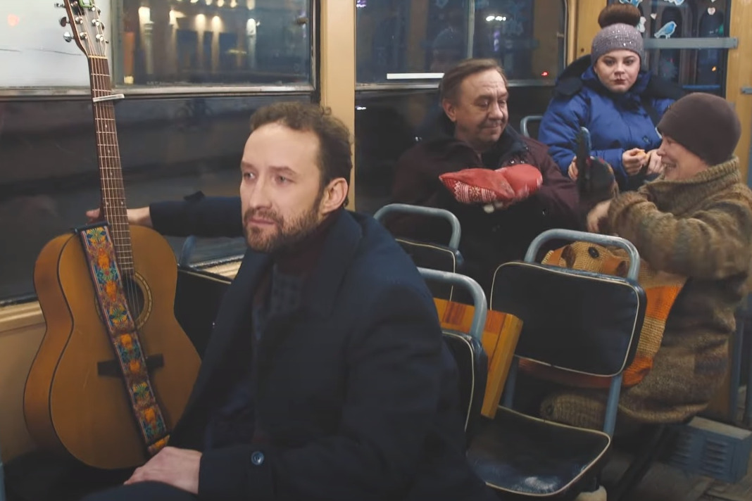 «Поиски формулы любви»: музыкант снял клип ко Дню всех влюбленных в екатеринбургском трамвае