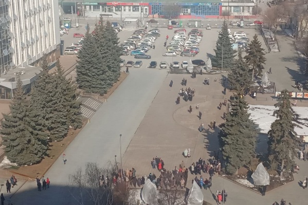 Работников администрации города вывели на улицу Работников администрации города вывели на улицу