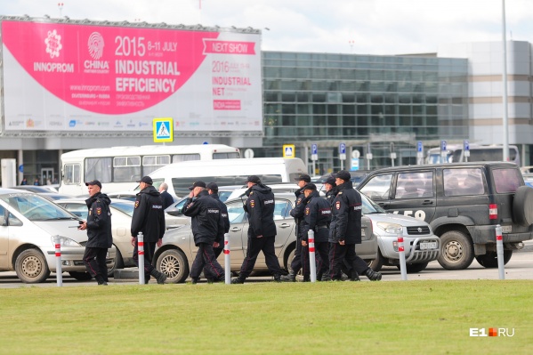 Полиция забрала дебошира из самолета Полиция забрала дебошира из самолета