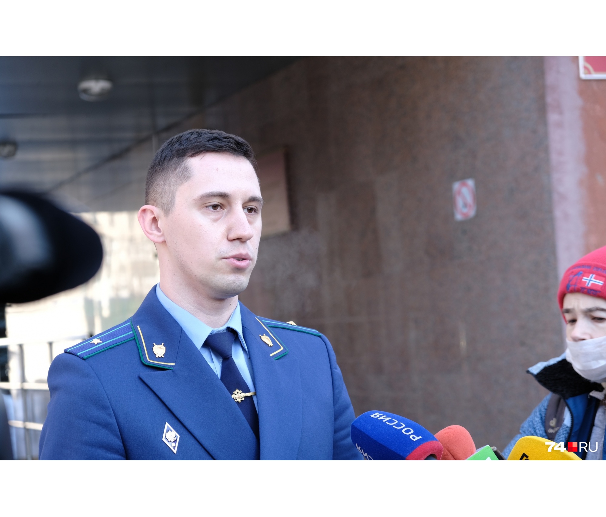 Гособвинитель Денис Асадуллин уточнил, что загранпаспорт у Извекова не изъяли, и чиновник не под стражей мог скрыться Гособвинитель Денис Асадуллин уточнил, что загранпаспорт у Извекова не изъяли, и чиновник не под стражей мог скрыться