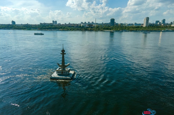 Памятник ежегодно спускают на воду в преддверии Дня Победы Памятник ежегодно спускают на воду в преддверии Дня Победы 