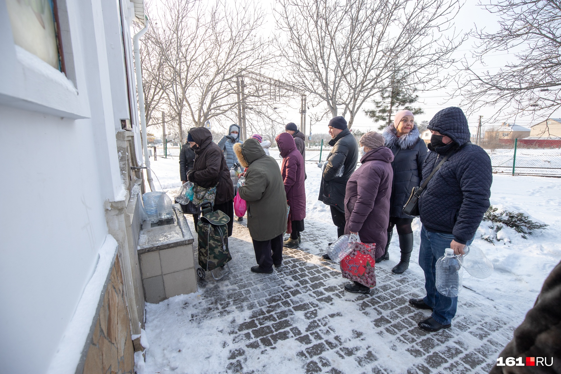 Люди выстраивались в очередь за святой водой Люди выстраивались в очередь за святой водой