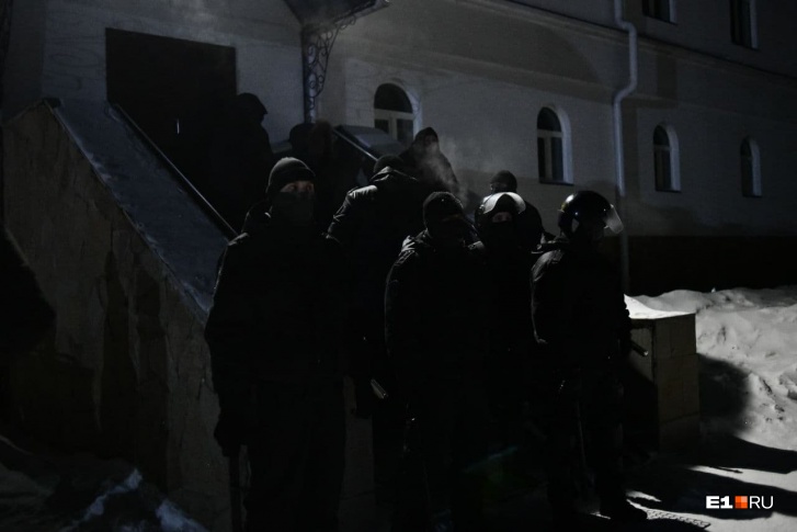 ОМОН нагрянул среди ночи ОМОН нагрянул среди ночи