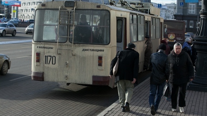 В «ЧелябГЭТ» начали проверку после случая в троллейбусе, где пенсионерке зажало голову дверями