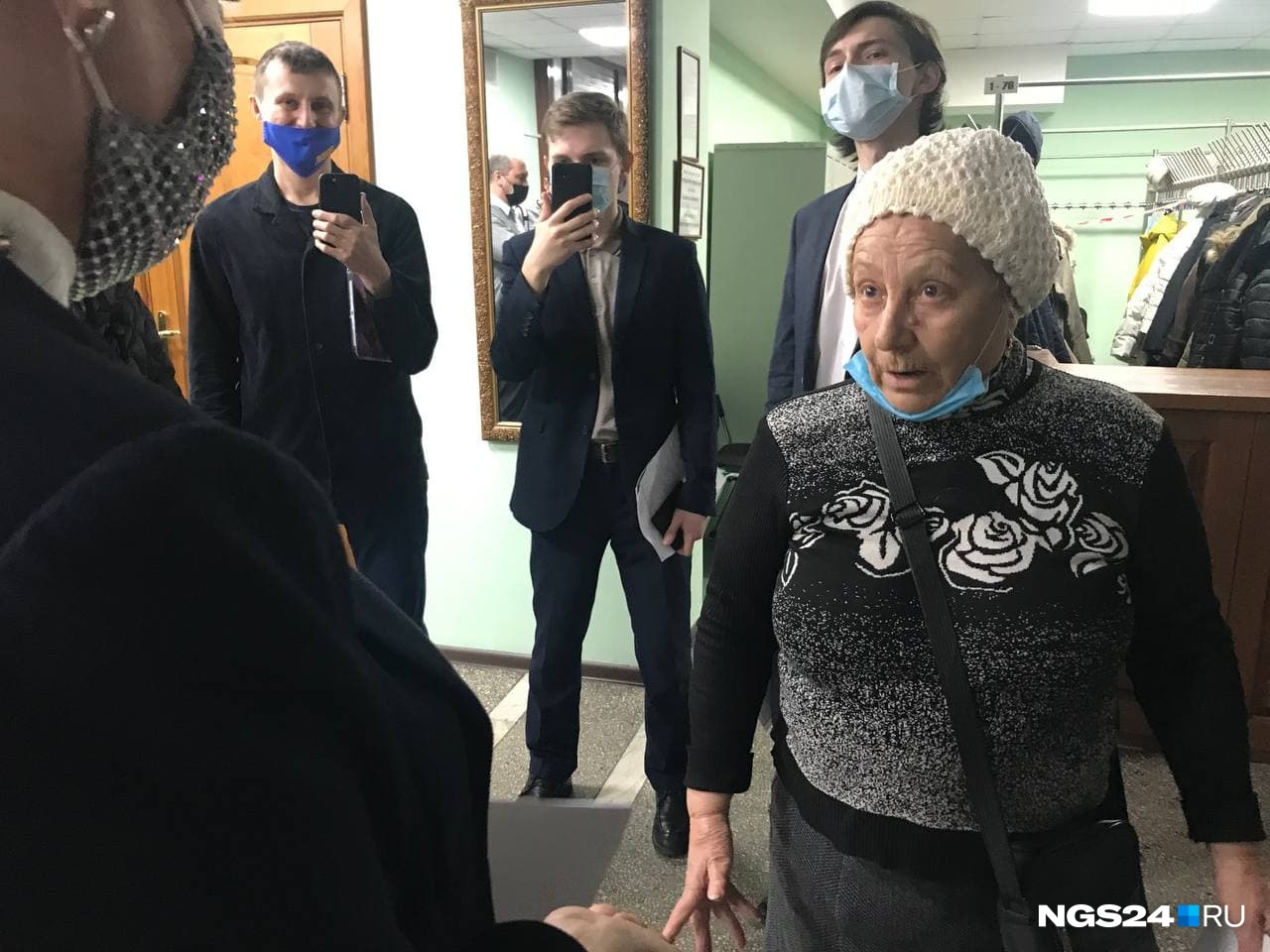 За полчаса до слушаний в зале закончились места. Это вызвало возмущение пришедших За полчаса до слушаний в зале закончились места. Это вызвало возмущение пришедших