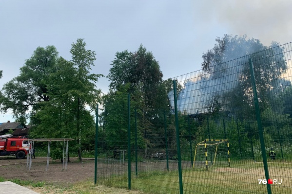 От горящего дома ближайшие улицы наполнились дымом От горящего дома ближайшие улицы наполнились дымом