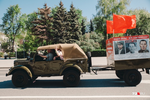 В прошлом году на <nobr class="_">9 Мая</nobr> по центру проехала малочисленная колонна машин. Парада и «Бессмертного полка» в 2020 году не было В прошлом году на <nobr class="_">9 Мая</nobr> по центру проехала малочисленная колонна машин. Парада и «Бессмертного полка» в 2020 году не было