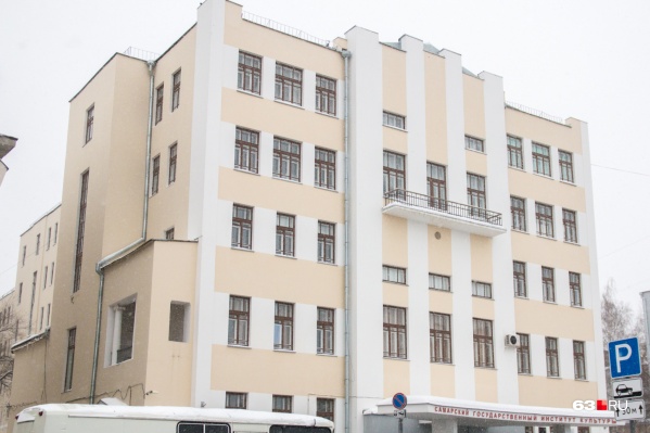 Спуск в бункер находится в здании института культуры