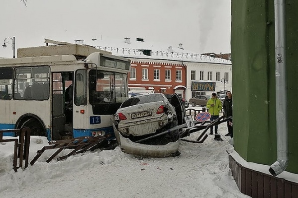Авария произошла в центре города Авария произошла в центре города