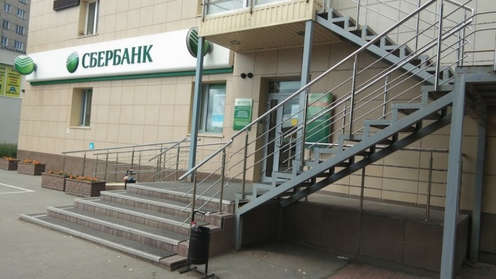 В НСО задержали банду грабителей-неудачников, кувалдой разворотивших банкомат Сбербанка