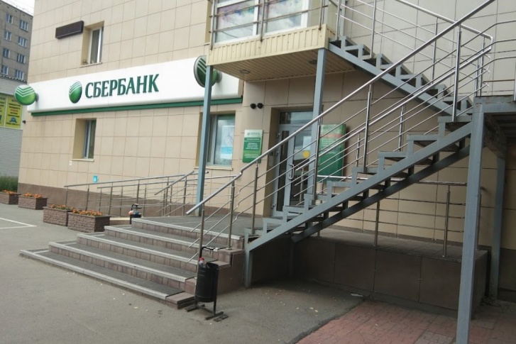 Грабители ворвались в офис Сбербанка с кувалдой и разбили банкомат Грабители ворвались в офис Сбербанка с кувалдой и разбили банкомат