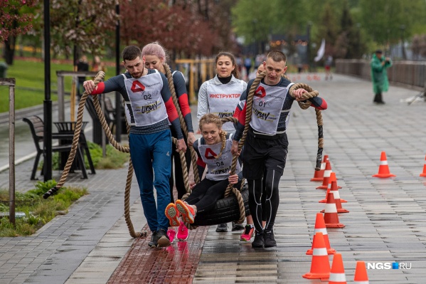 Сегодняшняя «Гонка героев» прошла в формате Urban — начинающие и опытные спортсмены покоряли городскую полосу препятствий Сегодняшняя «Гонка героев» прошла в формате Urban — начинающие и опытные спортсмены покоряли городскую полосу препятствий
