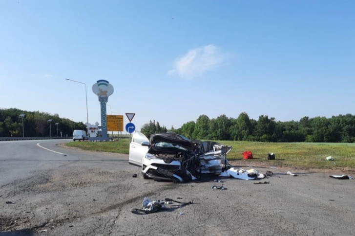 От автомобиля осталась груда металла От автомобиля осталась груда металла