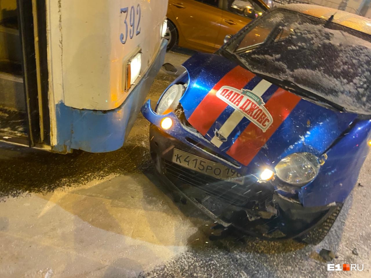 В Екатеринбурге Land Cruiser устроил аварию с тремя авто, троллейбусом и скрылся: видео момента ДТП