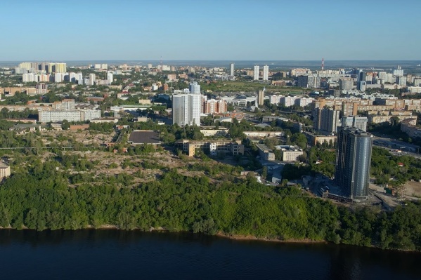 На плошадке еще остались руины завода На плошадке еще остались руины завода