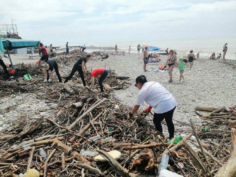 Пока волонтеры убирают берег, туристы спешат к морю