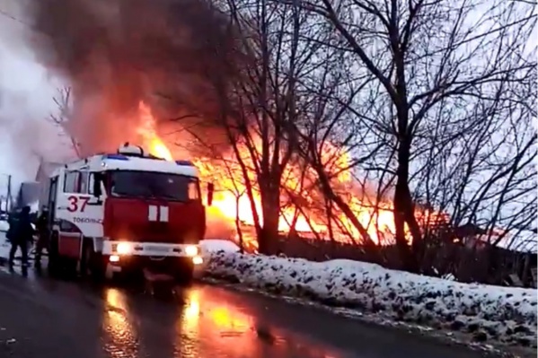Пожар произошел сегодня днем, очевидцы сообщают о взрыве газового баллона Пожар произошел сегодня днем, очевидцы сообщают о взрыве газового баллона