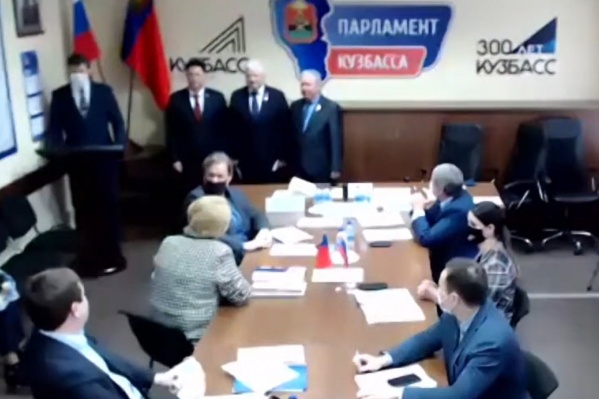 В парламенте не нашли подтверждения нарушения масочного режима своим председателем. На фото Вячеслав Петров второй слева у стены В парламенте не нашли подтверждения нарушения масочного режима своим председателем. На фото Вячеслав Петров второй слева у стены 