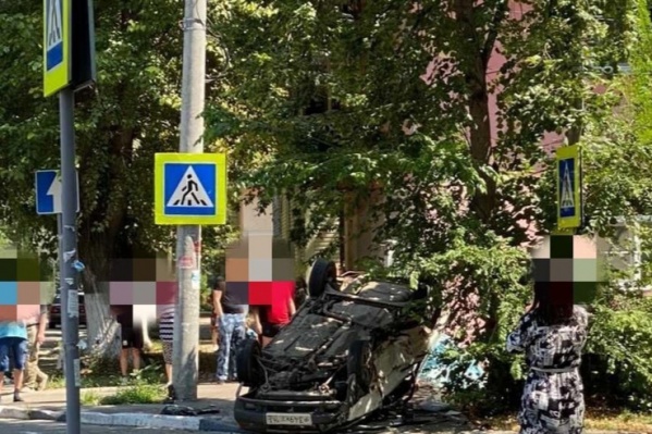 От удара один из автомобилей отбросило к пешеходному переходу От удара один из автомобилей отбросило к пешеходному переходу