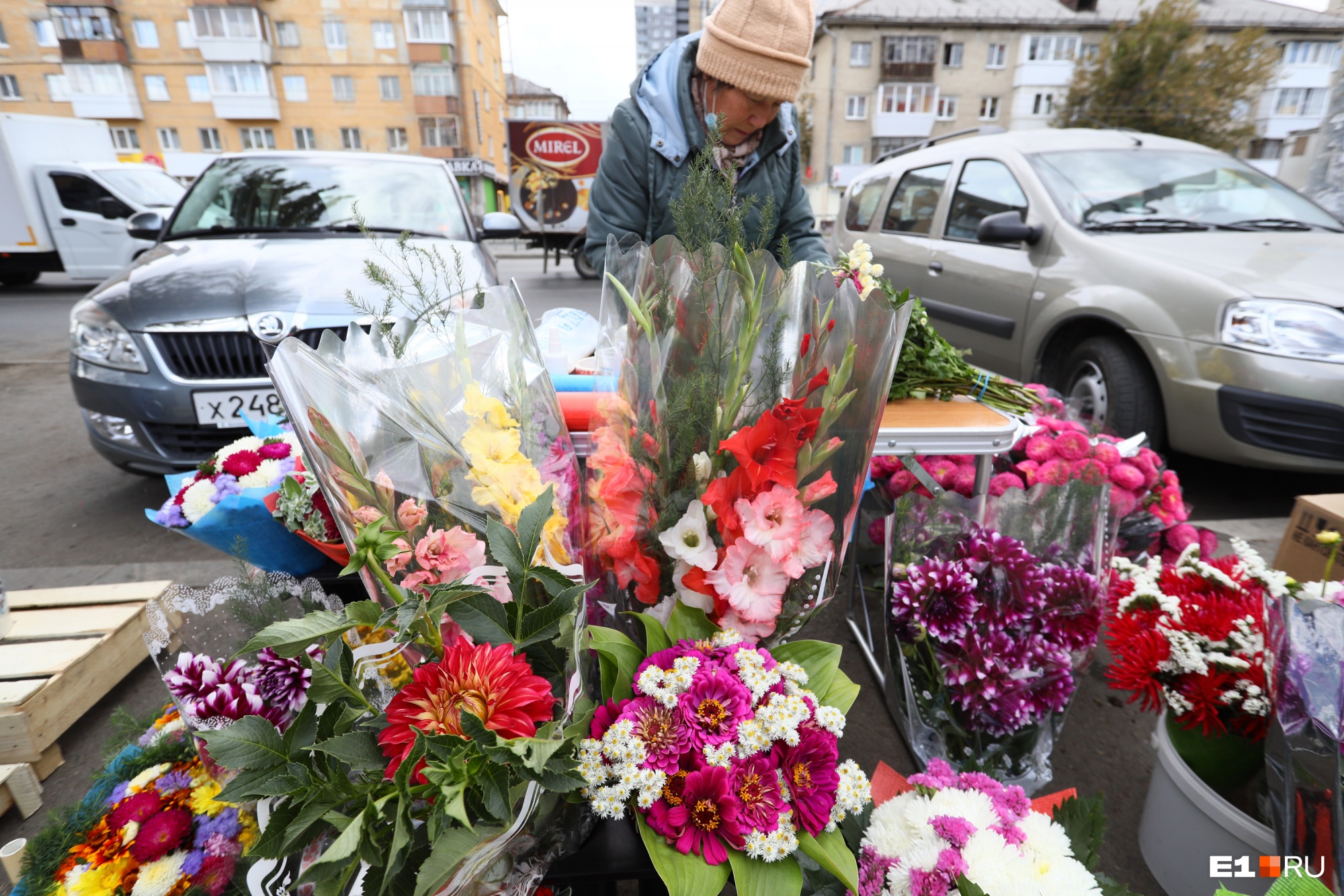 «Гладиолусы смели» (но не все): разбираем садовые букеты на Первое сентября от уральских бабушек